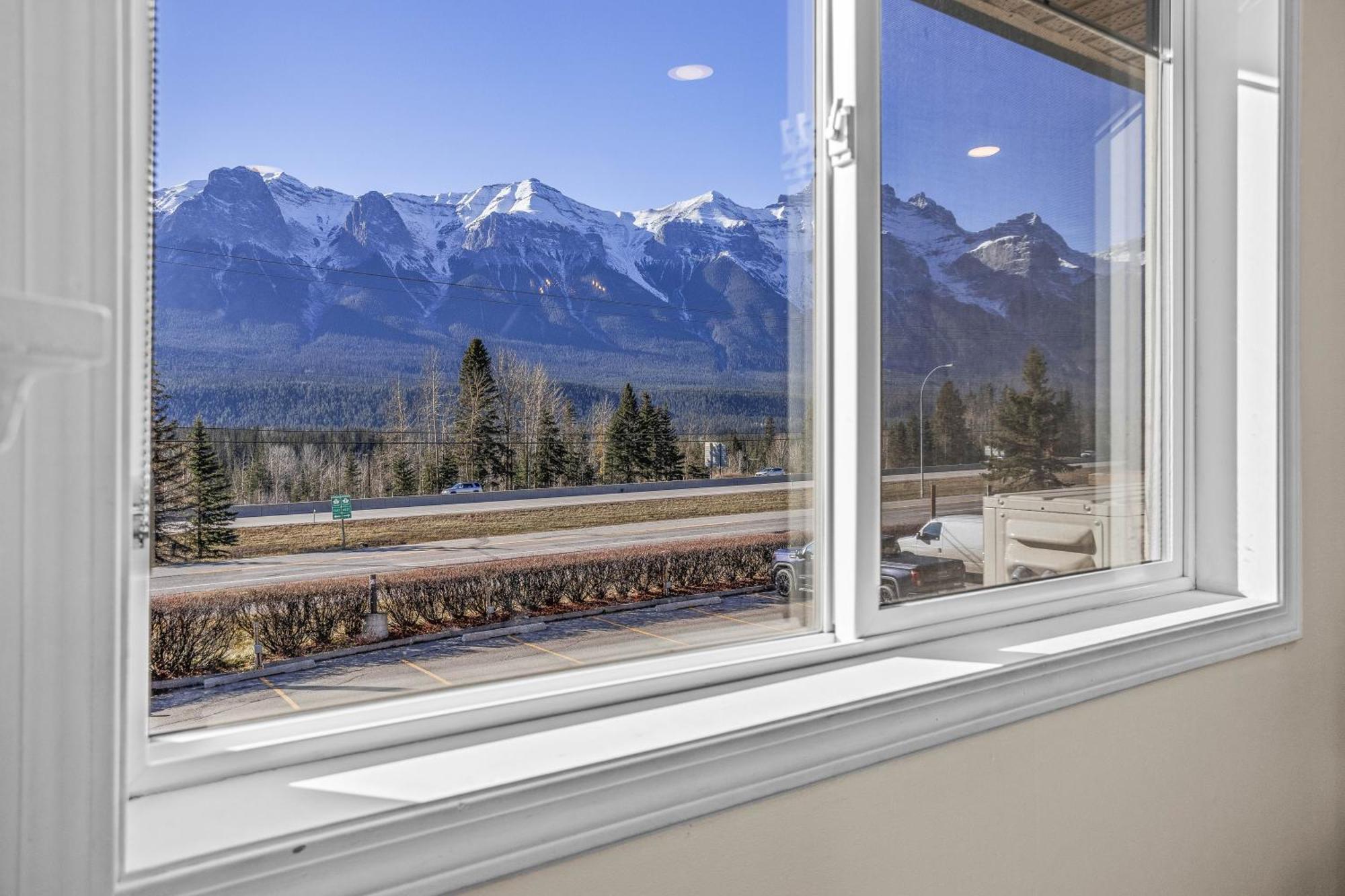 Apartamento B212 Hot Tub, Ac X3, Parking, 2 Min To Banff Gate Canmore Exterior foto