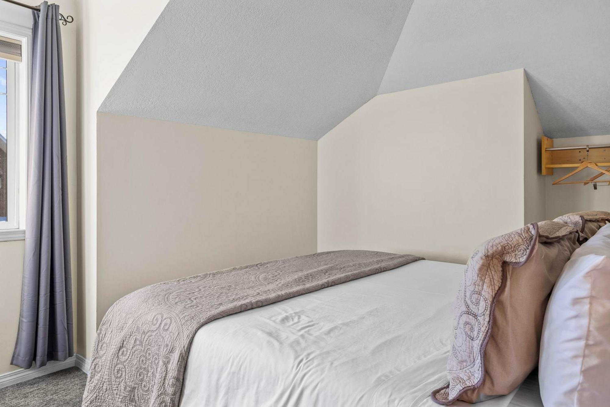 Apartamento B212 Hot Tub, Ac X3, Parking, 2 Min To Banff Gate Canmore Exterior foto