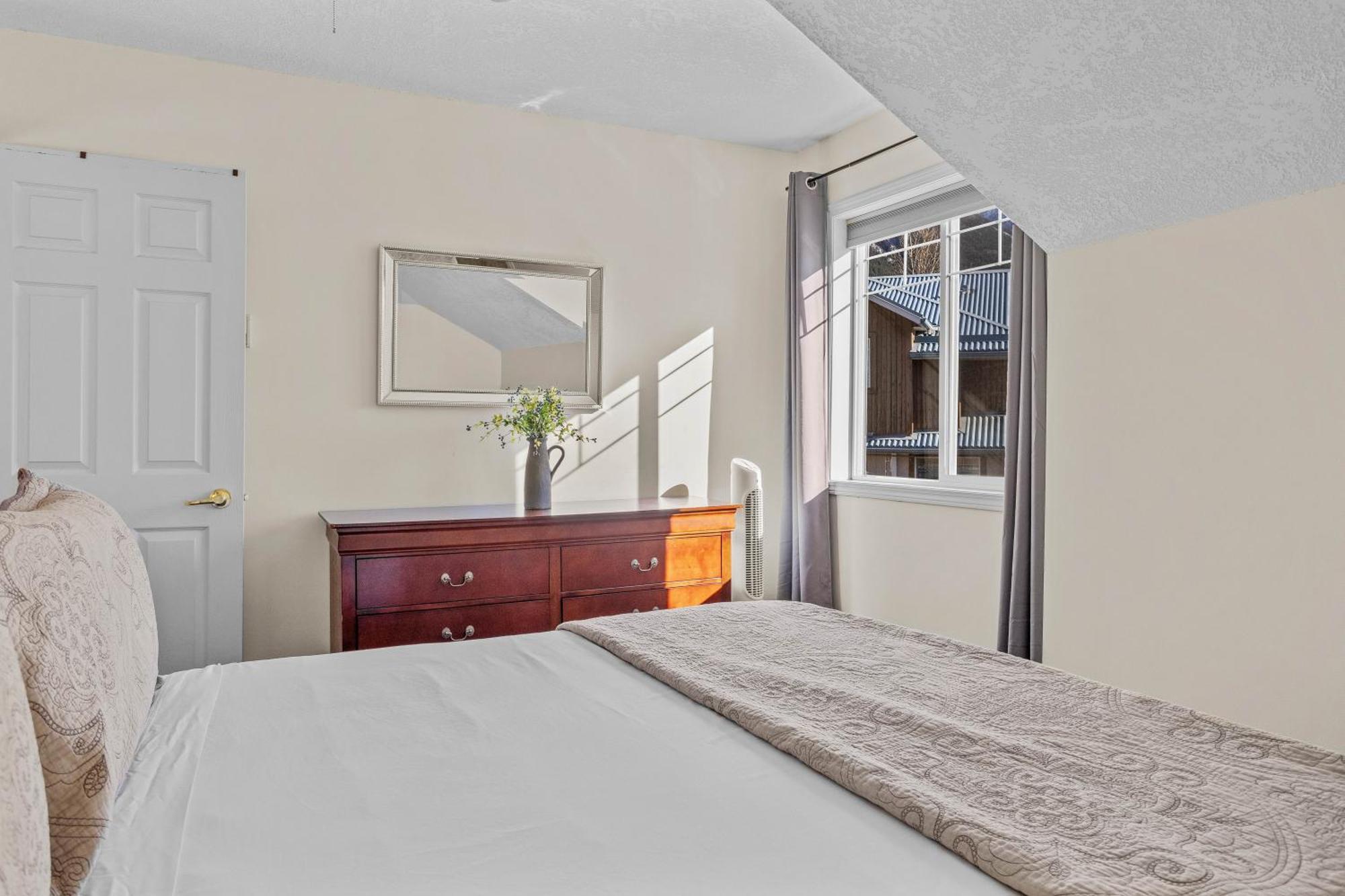 Apartamento B212 Hot Tub, Ac X3, Parking, 2 Min To Banff Gate Canmore Exterior foto